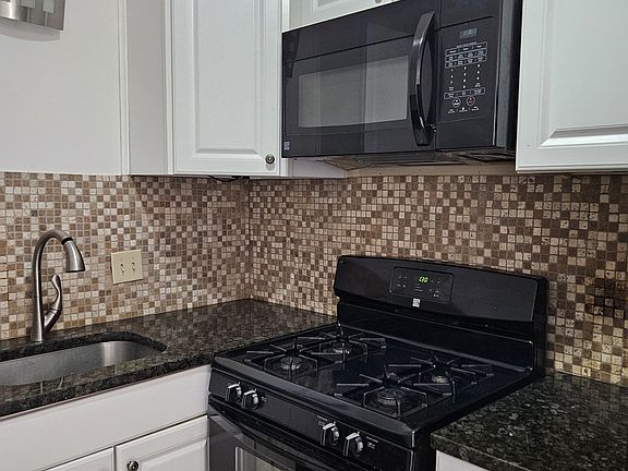 4th image of 685 Oak St #11