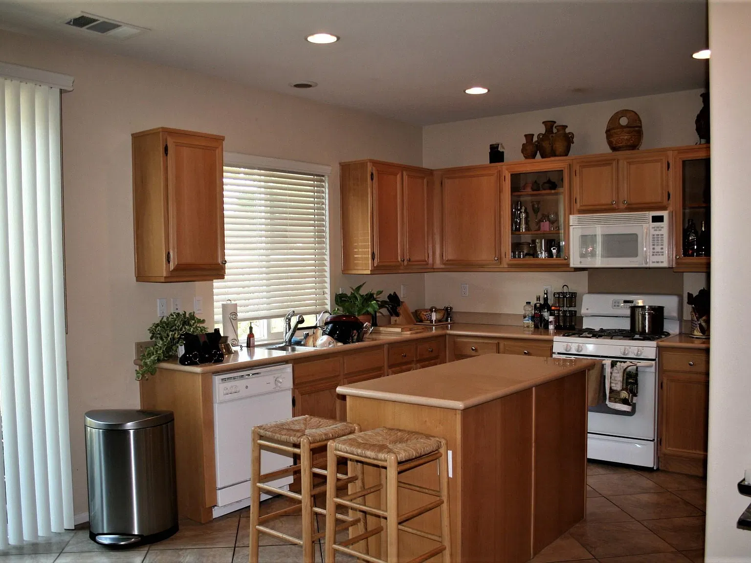 4 bed, 2.5 bath, 2453 sqft, $3,695 — Photo 4