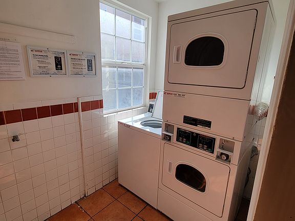4th image of 121 N Berendo St #3