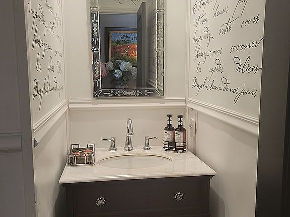 Entry half Bath