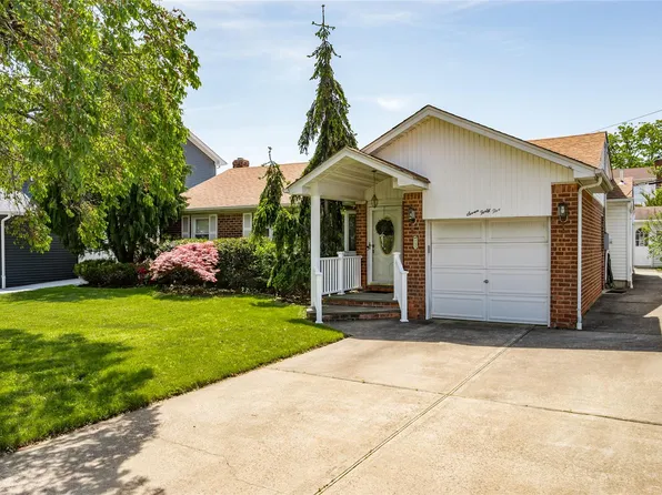 745 Willow Road, Franklin Square, NY 11010