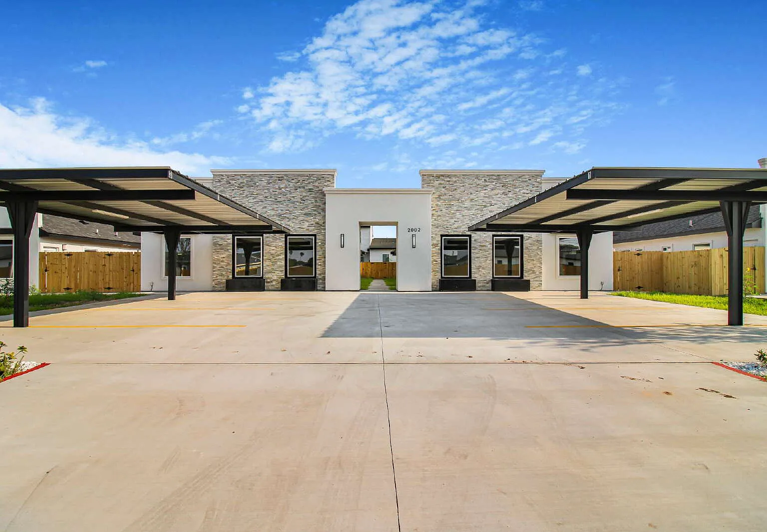 2 bed, 2.0 bath, 1017 sqft, $1,300 — Photo 1