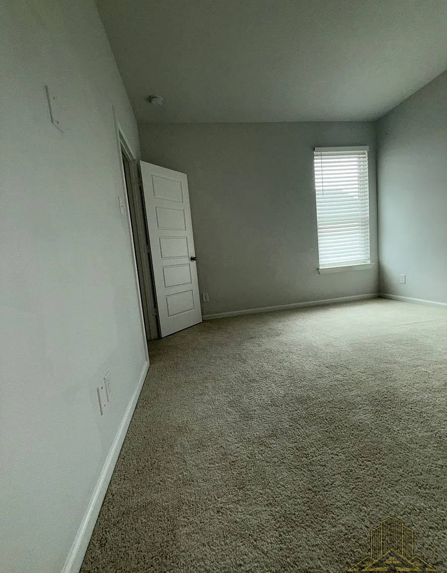 5 bed, 3040 sqft, $3,200 — Photo 2