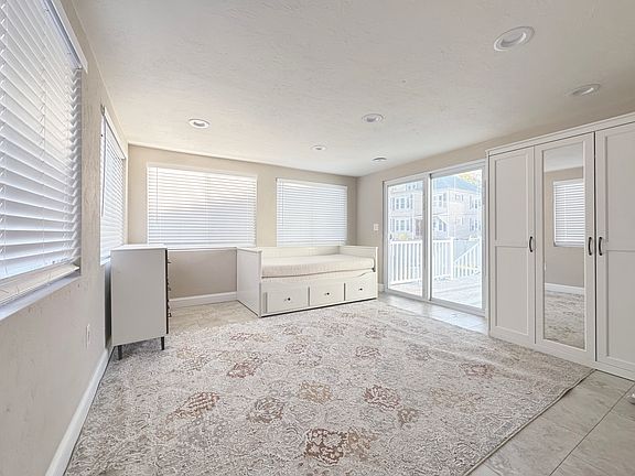 3rd image of 40 Linwood St