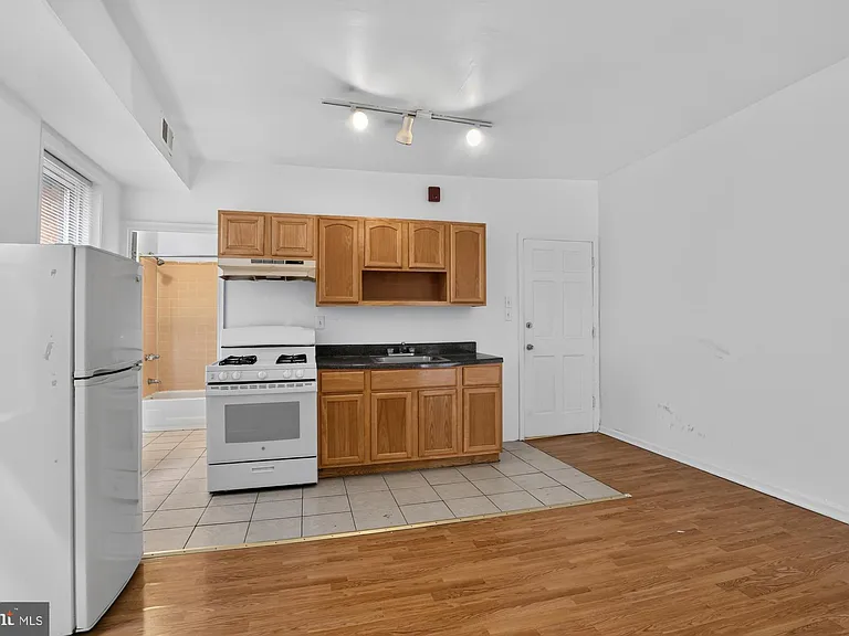 129 W Susquehanna Ave #2F — Photo 3