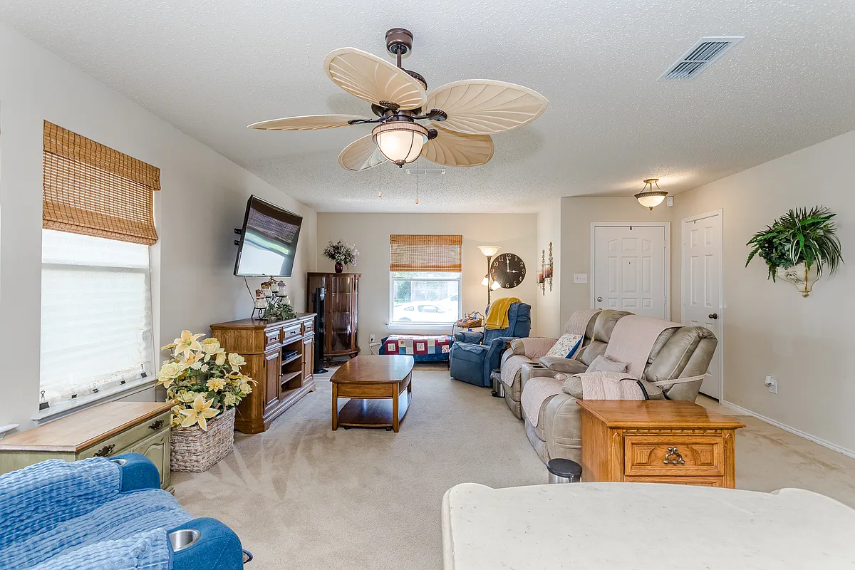 Living space - 7925 Hidden Brook Dr