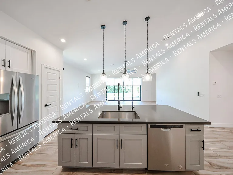 2418 E Amelia Ave — Photo 14