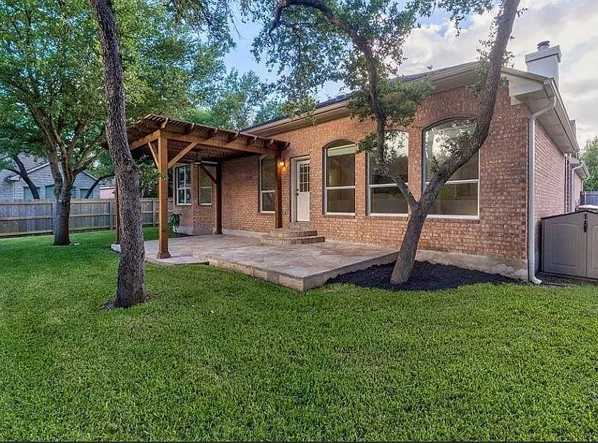 4 bed, 2.5 bath, 3109 sqft, $3,999 — Photo 2