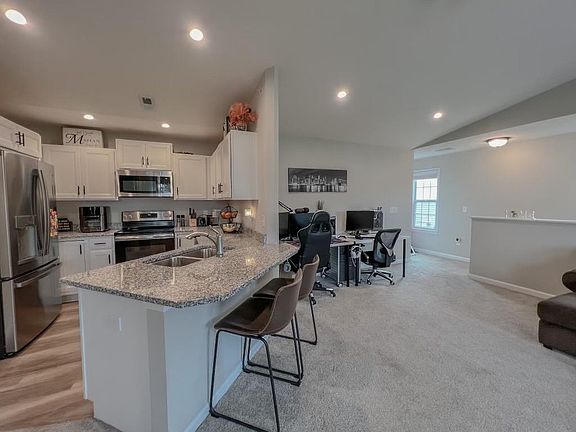4th image of 404 E Wind Ln