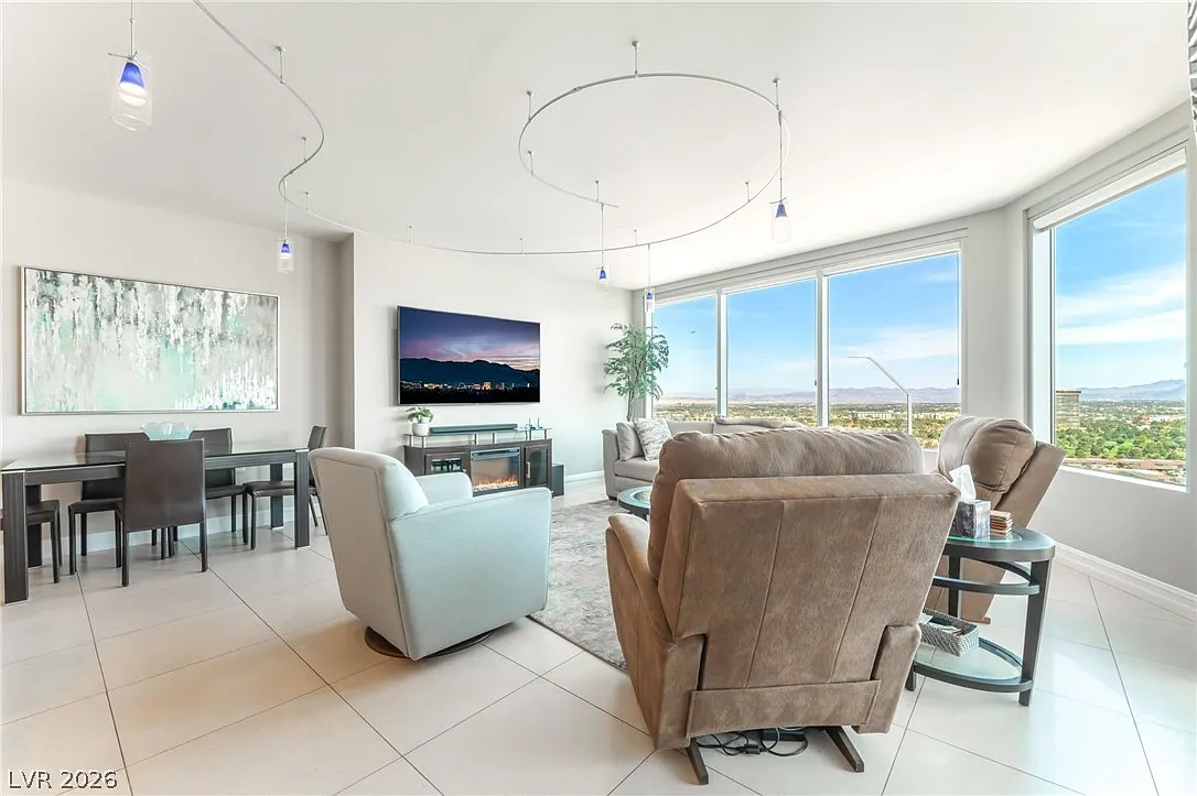 Turnberry Towers — Photo 3