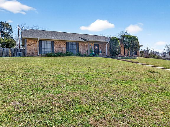 3rd image of 209 Colonial Cir