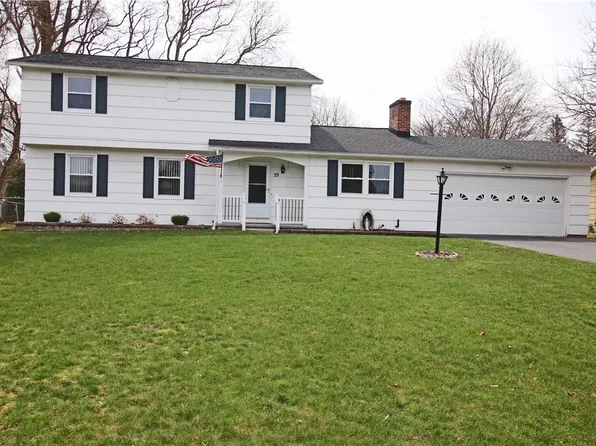 29 Hickory Pond Dr, Penfield, NY 14526