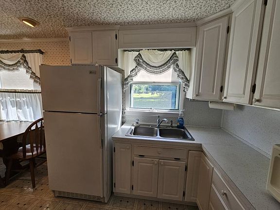 3rd image of 676 E Sebewaing St