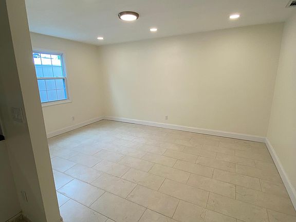 2nd image of 60 Amsterdam Ave Floor 1