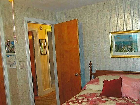 5th image of 391 Dover Ave