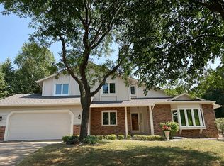 1538 Briarknoll Cir, Arden Hills, MN 55112