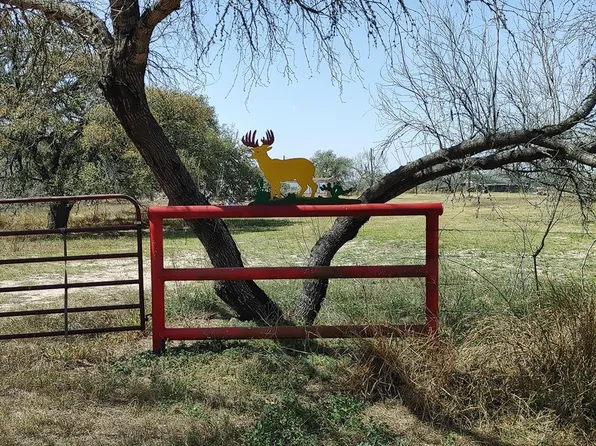 210 County Road 425, McCoy, TX 78113