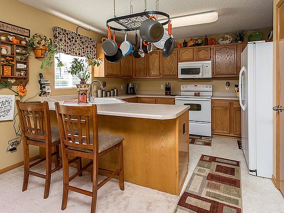 KItchen w/ Breakfast Bar
