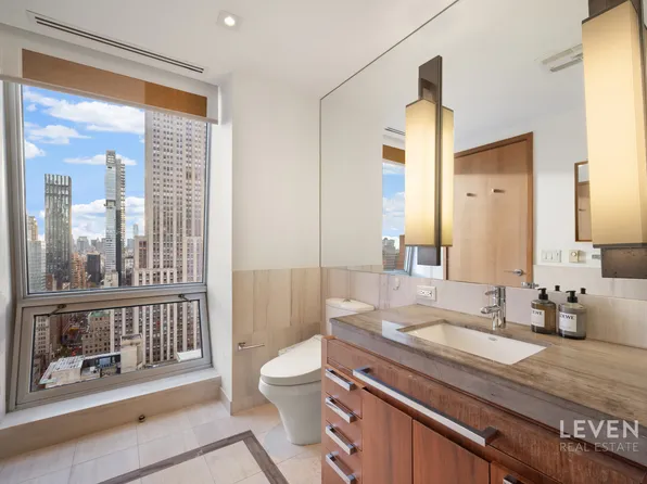 400 Fifth Avenue image 7 of 12