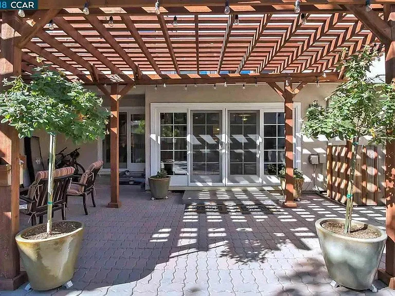 2125 Oneida Cir — Photo 10