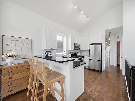 4th image of 3042 N Racine Ave #3