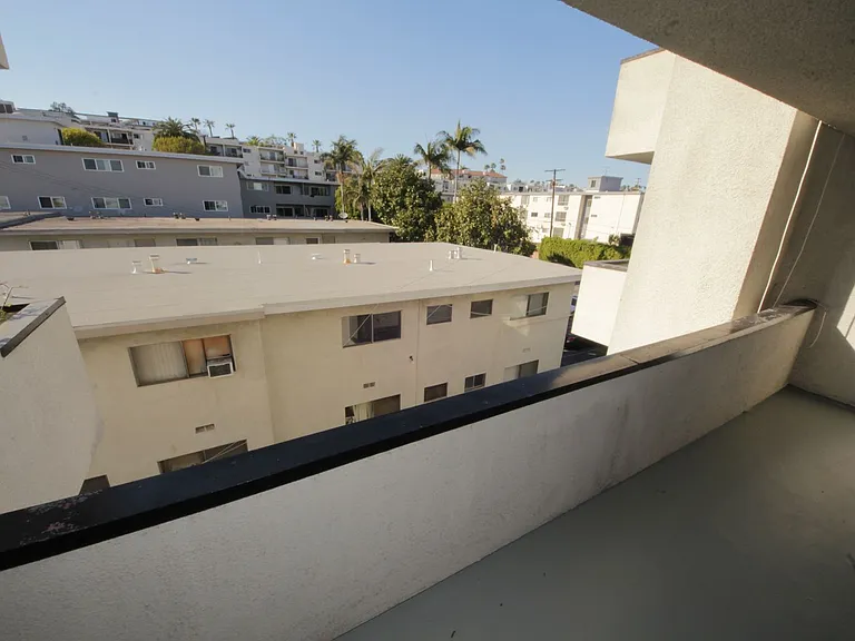 10615 Rose Ave — Photo 3