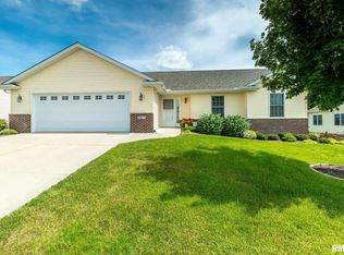 5817 Castlewood Dr, Bettendorf, IA 52722
