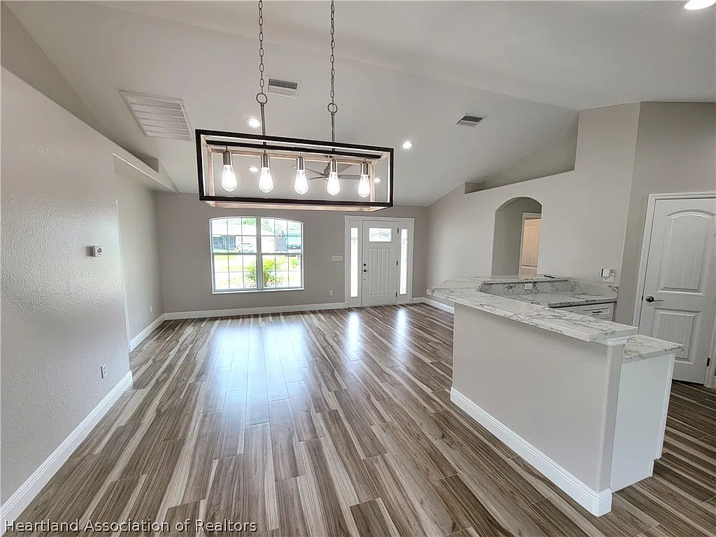 3 bed, 2.0 bath, 1420 sqft, $2,250 — Photo 3