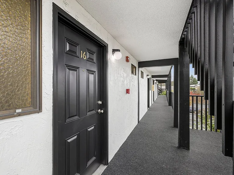 Highline Villas - Renovated 1-Bedroom Apartment | Steps from Downtown Burien — Photo 16