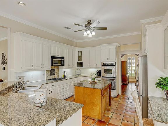 3rd image of 901 Chimney Hill Trl