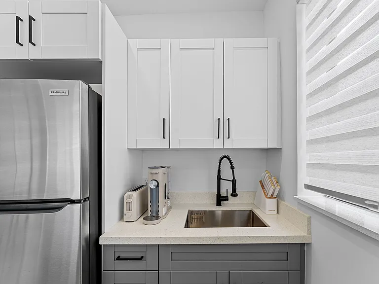 1144 SW 4th St #8 — Photo 8