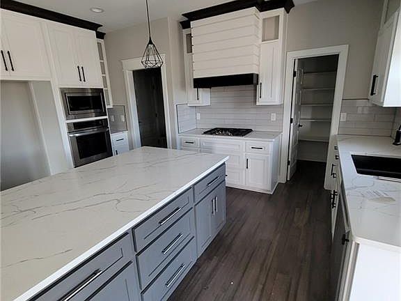 3rd image of 408 NE Greenview Dr