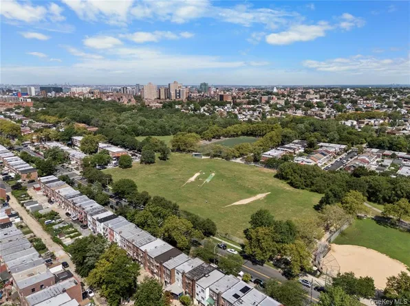 150-62 Booth Meml Avenue image 5 of 14