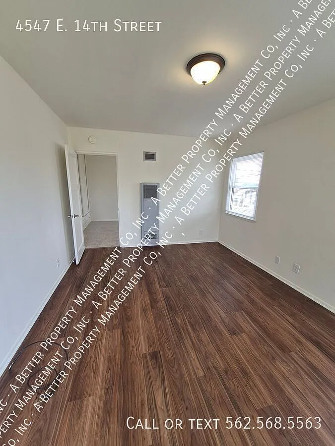 UPPER 1 Bed Near Traffic Circle w/New Plank Floors, HUGE Shared Yard and Garage w/Remote — Photo 2