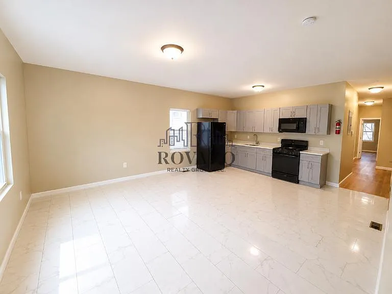 3 bed, 700 sqft, $2,395 — Photo 2