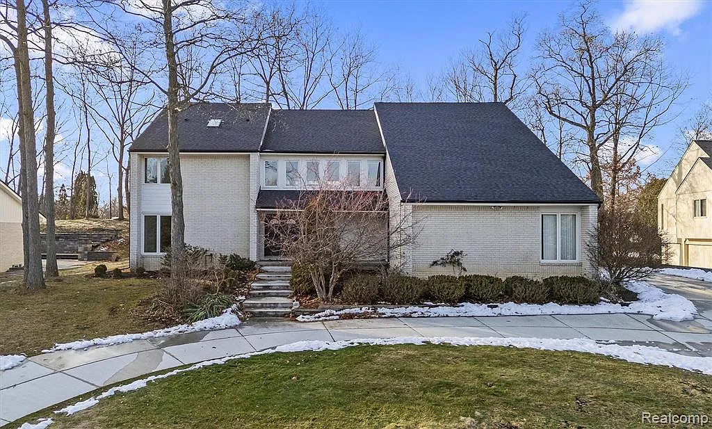 4 bed, 4.5 bath, 6426 sqft, $5,000 — Photo 2