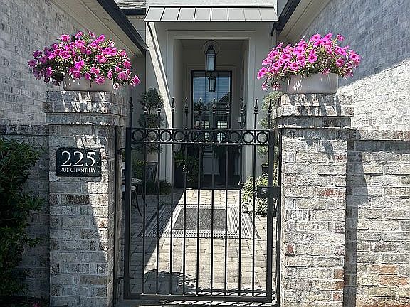 3rd image of 225 Rue Chantilly