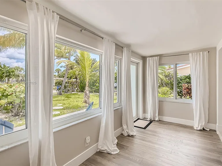 262 Bombay Ave — Photo 6