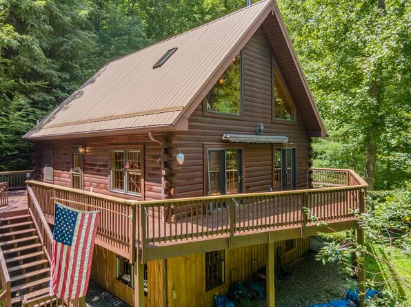 256 Siberian Husky Ln, Whittier, NC 28789
