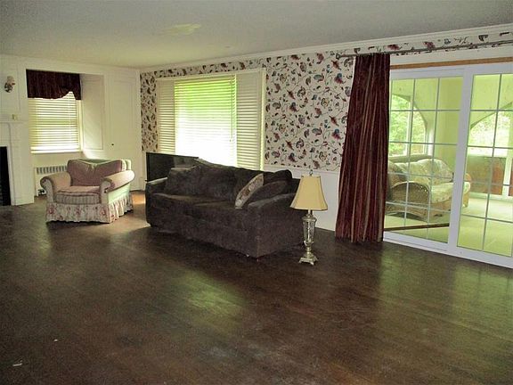 2nd image of 465 Salisbury St