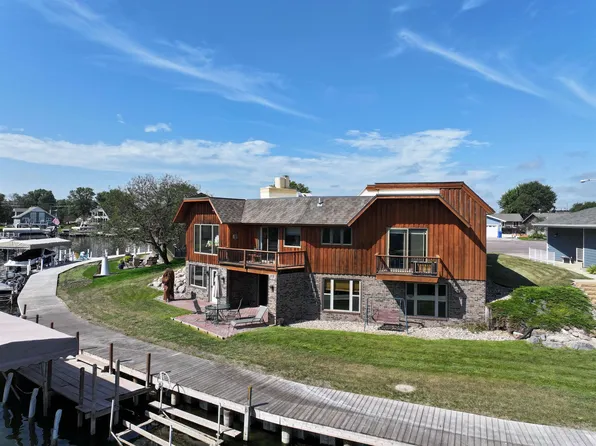 20572 Dolphin Rd, Spirit Lake, IA 51360