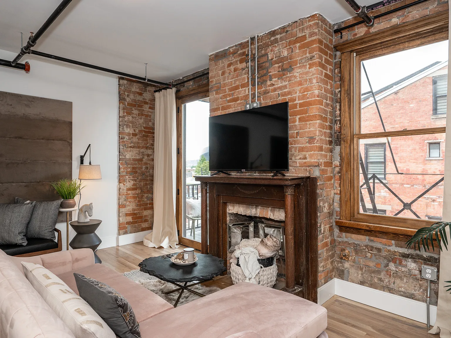 1 bed, 733 sqft, $2,750 — Photo 2