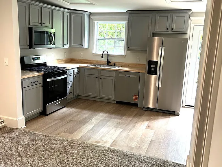 425 E Walnut St — Photo 3