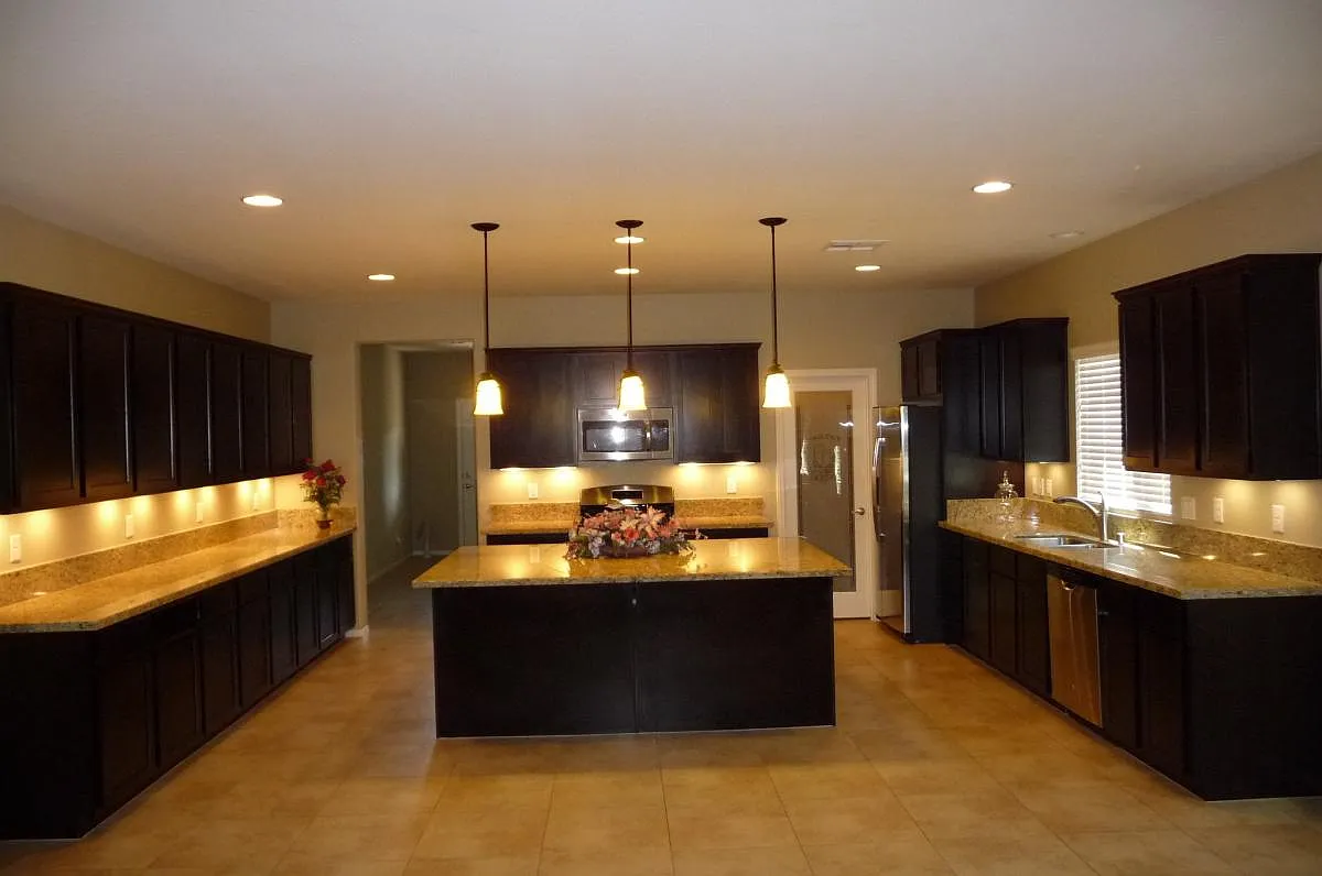 4 bed, 2354 sqft, $2,555 — Photo 4