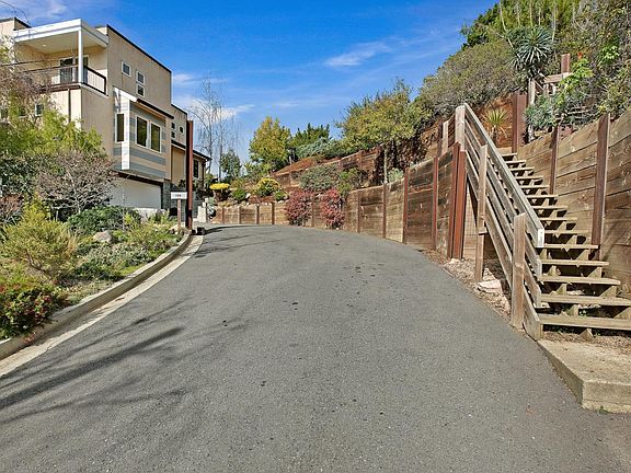 3rd image of 104 Nataqua Ave