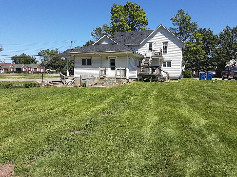 Back Porch & Yard
Right Side Deck & Stairs and Driveway Parking for Upper Apartment.
