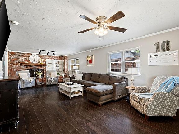4th image of 1601 Ridgecrest Dr