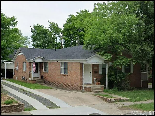 2 bed, 1.0 bath, 900 sqft, $995 — Photo 1