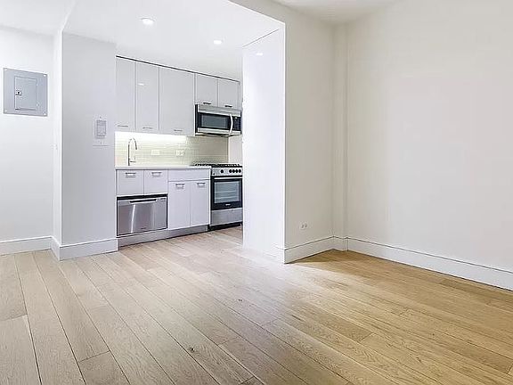 3rd image of 230 E 44th St APT 6M