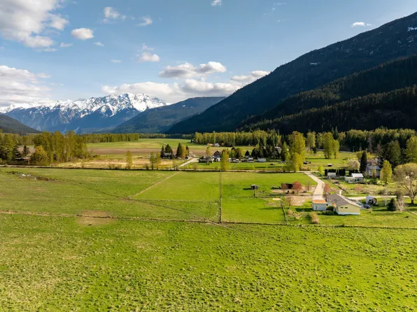 899 Erickson Rd, Squamish Lillooet, BC V0N 2L2